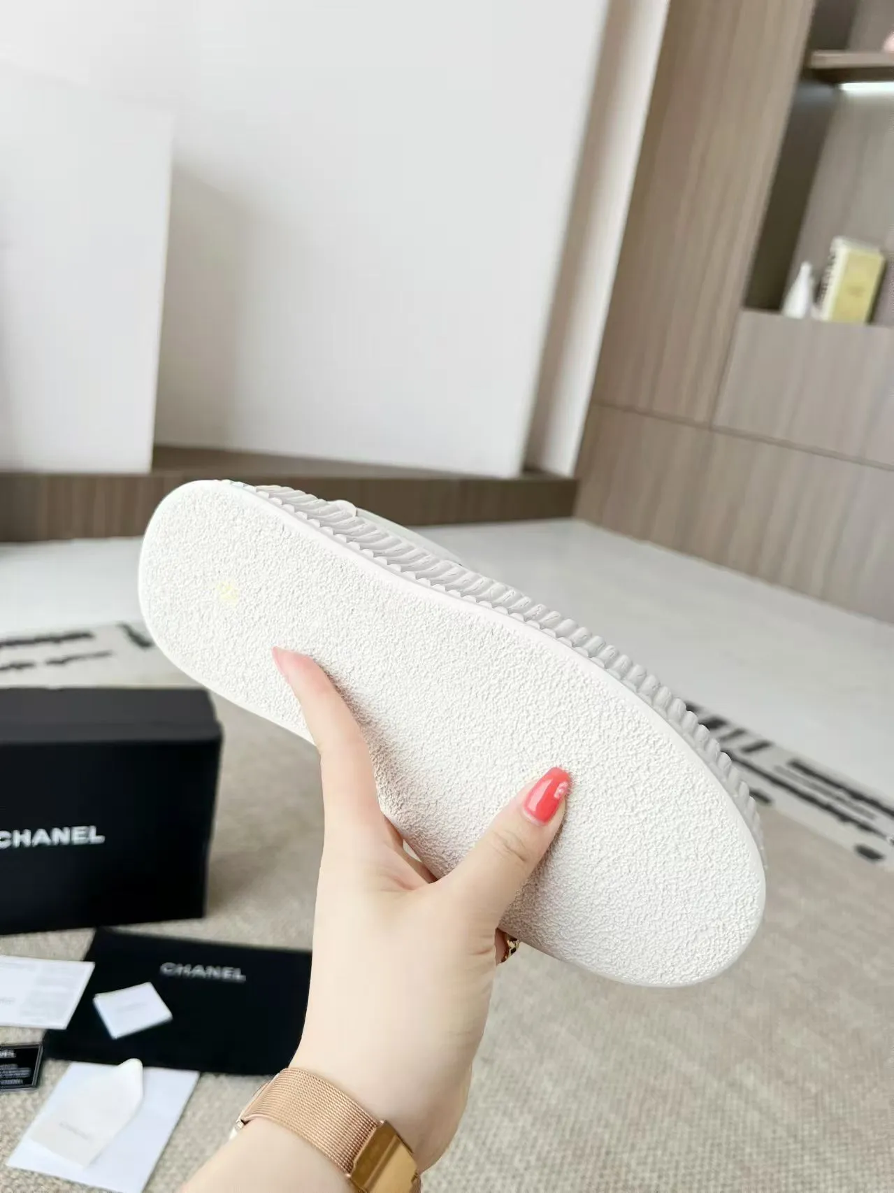 👟👟Ex-factory price 520👟👟 Thick-soled Chanel Chanel 24SF latest model full leather panda color white shoes casual sports shoes skateboard shoes original purchase and development production Xiaoxiang C Home Another super popular item in the counter, loved by Internet celebrity bloggers and sisters, and various praises on social platforms. It is extremely popular, has a high texture, is breathable and super spring and summer. Seeing this issue always arouses the inner desire of girls for fashion. The latest suede material, classic black and white color, full of fashionable feeling on the feet and easy to care for. Fabric: Original customized imported cowhide material. Lining: Customized soft sheepskin lining. Sole: Original molded TPU non-slip outsole. Bottom thickness: 4CM. Size: Women's size 35-40 (custom-made sizes 40 are non-refundable)